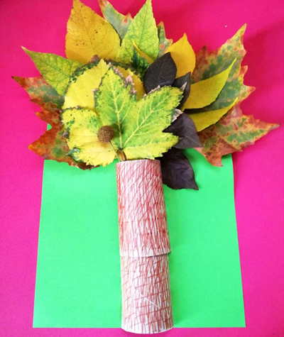 Copac de toamna din suport de hartie igienica